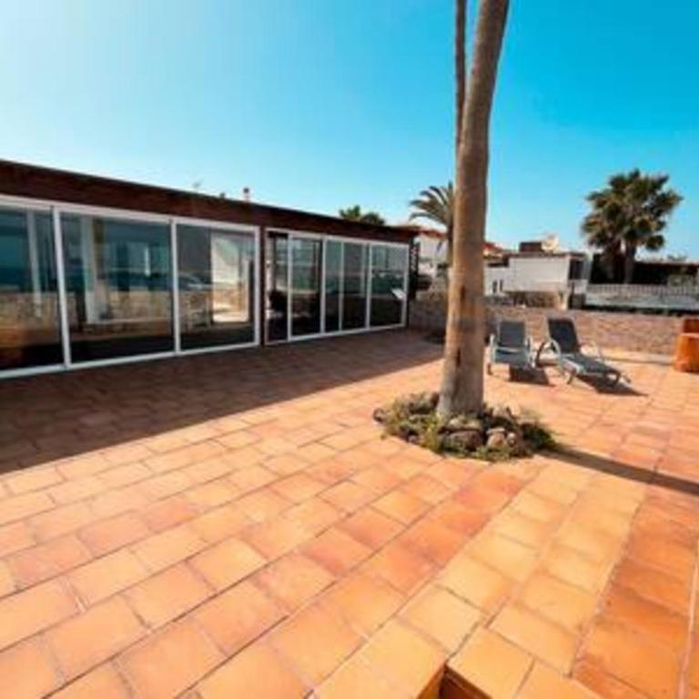 Beachfront Villa San Antonio with Private Heated Pool BBQ in the Heart of Corralejo by Amazzzing Travel - Villa - 7