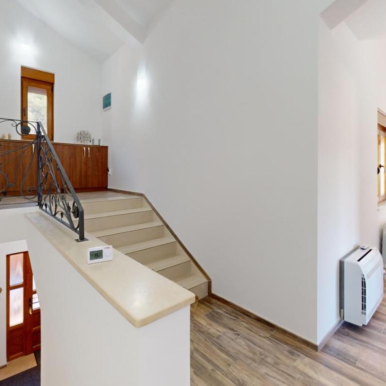 Sunny Villa in Kavac - Villa - 15