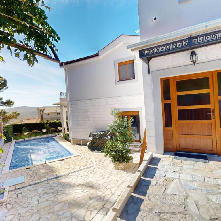 Sunny Villa in Kavac - Villa - 32