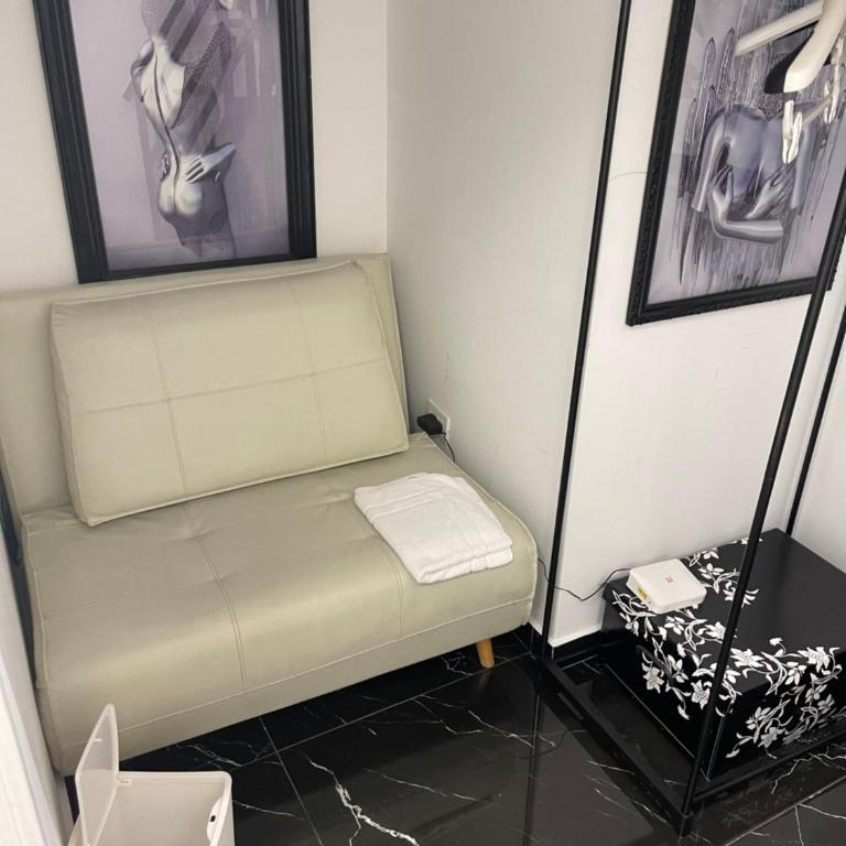 Lux House Naples Airport - Camera Tripla Economy con Bagno in Comune - 23