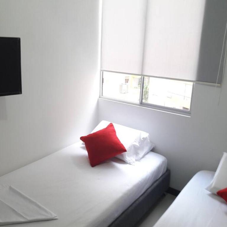 Apto en la Flora con vista zona social - Two-Bedroom Apartment - 13