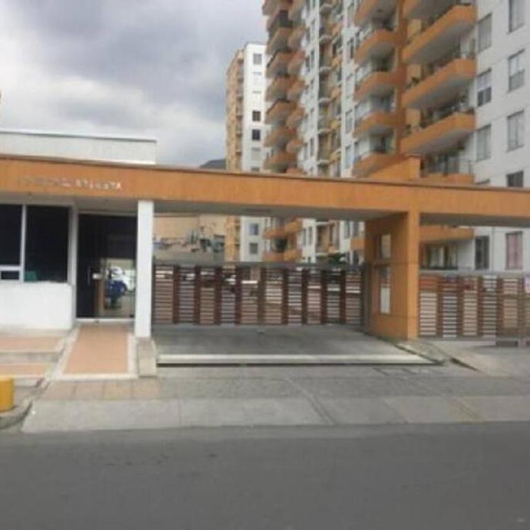 Apto en la Flora con vista zona social - Two-Bedroom Apartment - 23