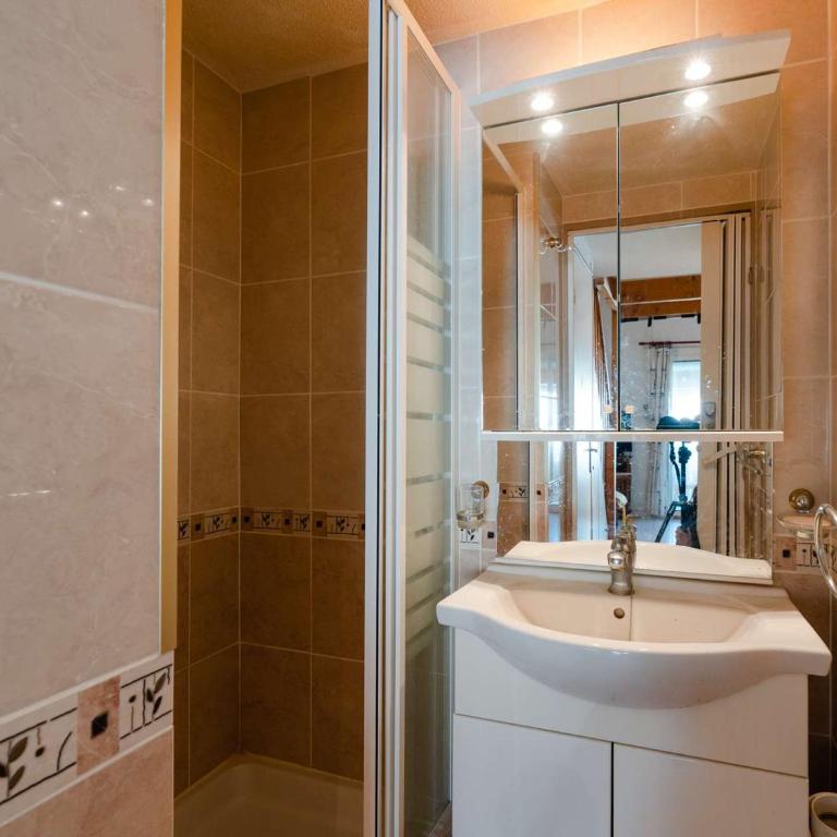 Pavillon climatisé 2 chambres et mezzanine avec Wifi à Gruissan - FR-1-409-205 - Villa - 6