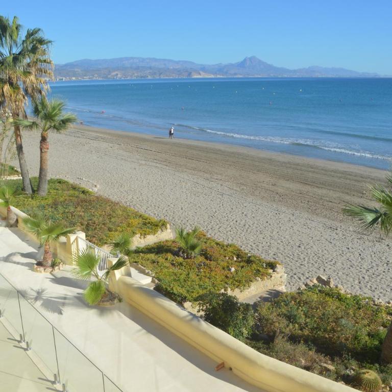 Excepcional Apartamento AMANECER al borde de playa y mar, en CHALET ROQUETES - One-Bedroom Apartment - 24
