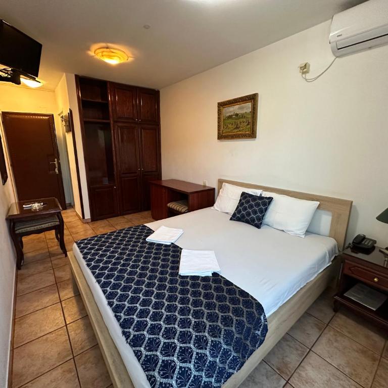 Beatrix Lux Hotel - Dvokrevetna Soba sa Bračnim Krevetom i Balkonom - 1