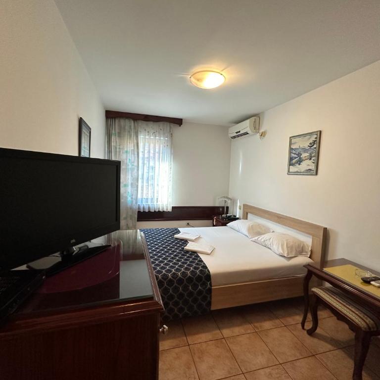 Beatrix Lux Hotel - Dvokrevetna Soba sa Bračnim Krevetom i Sopstvenim Kupatilom - 3