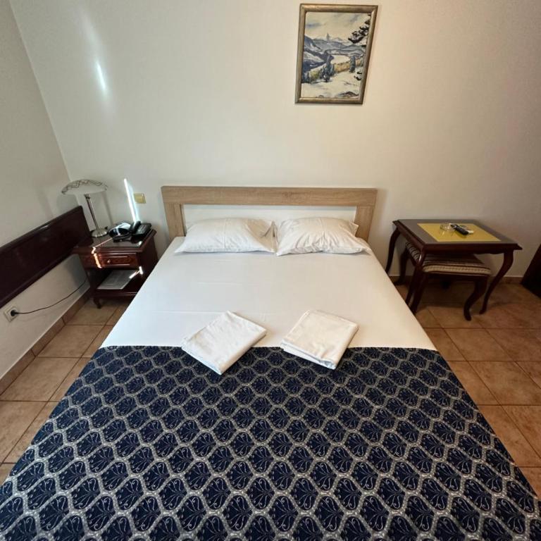 Beatrix Lux Hotel - Dvokrevetna Soba sa Bračnim Krevetom i Sopstvenim Kupatilom - 1