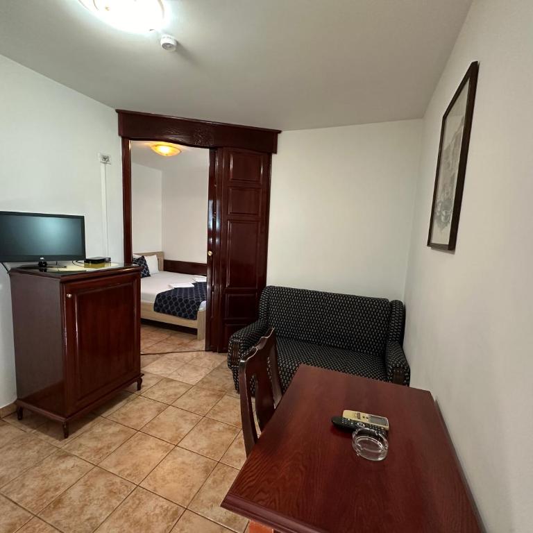 Beatrix Lux Hotel - Porodična Soba sa Balkonom - 5