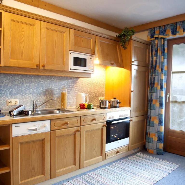 Gästehaus ALPINA - Apartment mit Blick auf die Berge - 13