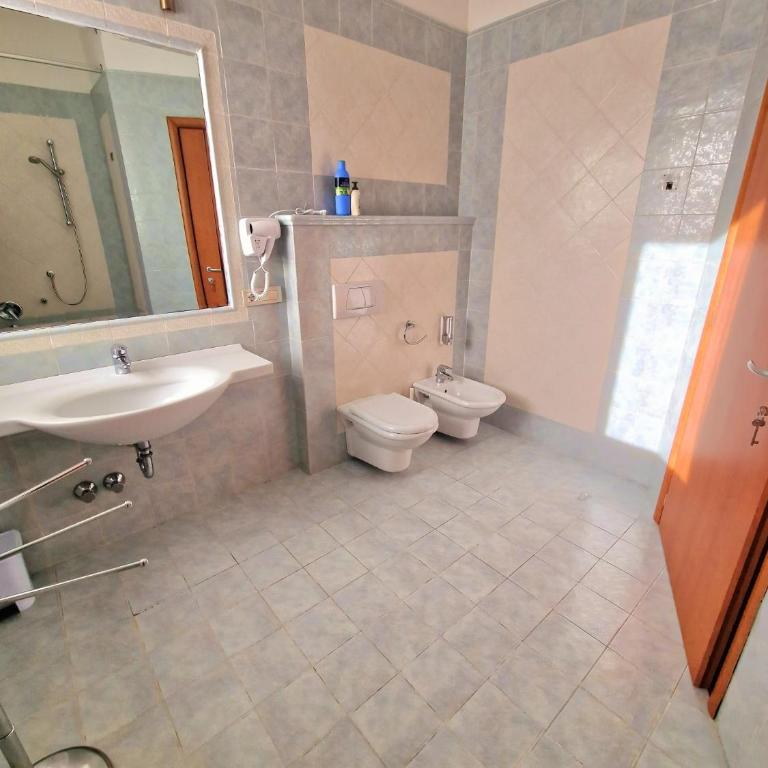 SENTIERI DEL GARDA - Camera Quadrupla con Bagno Privato - 2