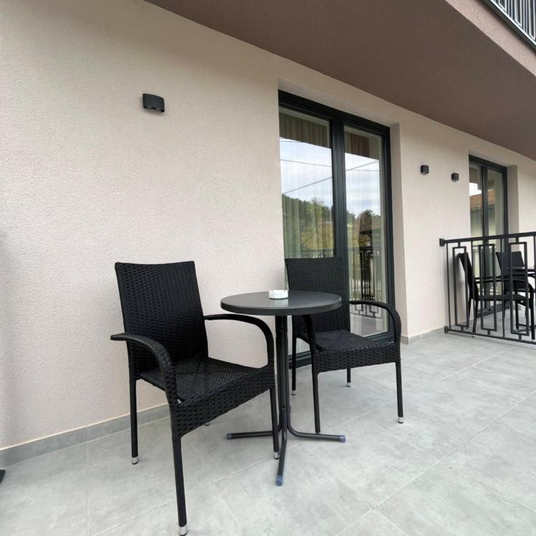 Vila Simfonija with Free parking - Deluks Dvokrevetna Soba sa Bračnim Krevetom i Balkonom - 5