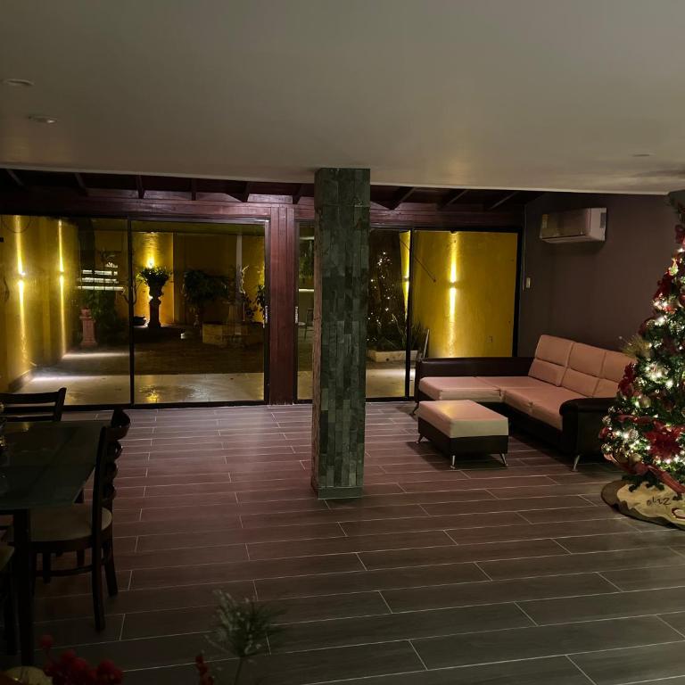 SACRAMENTO - Deluxe Family Room - 2