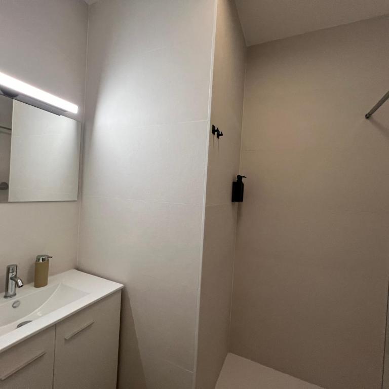 Niña Mala - Double Room with Private Bathroom - 4