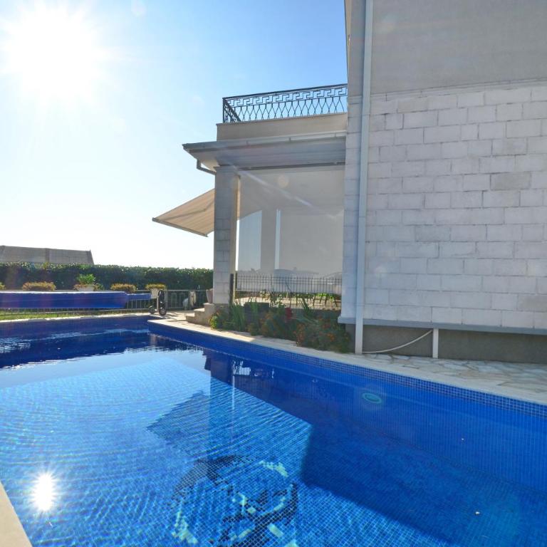 Sunny Villa in Kavac - Villa - 7