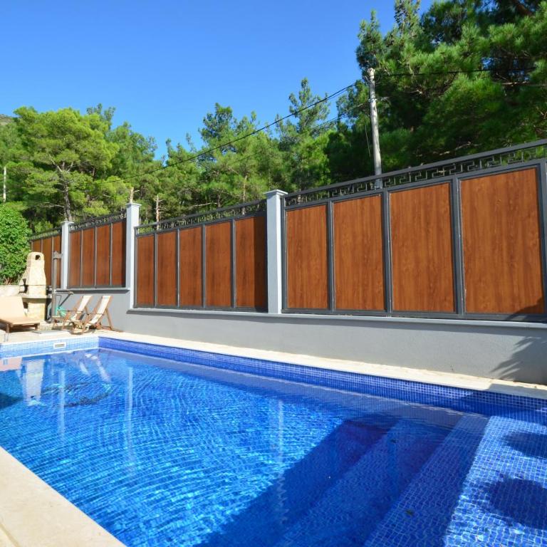 Sunny Villa in Kavac - Villa - 8