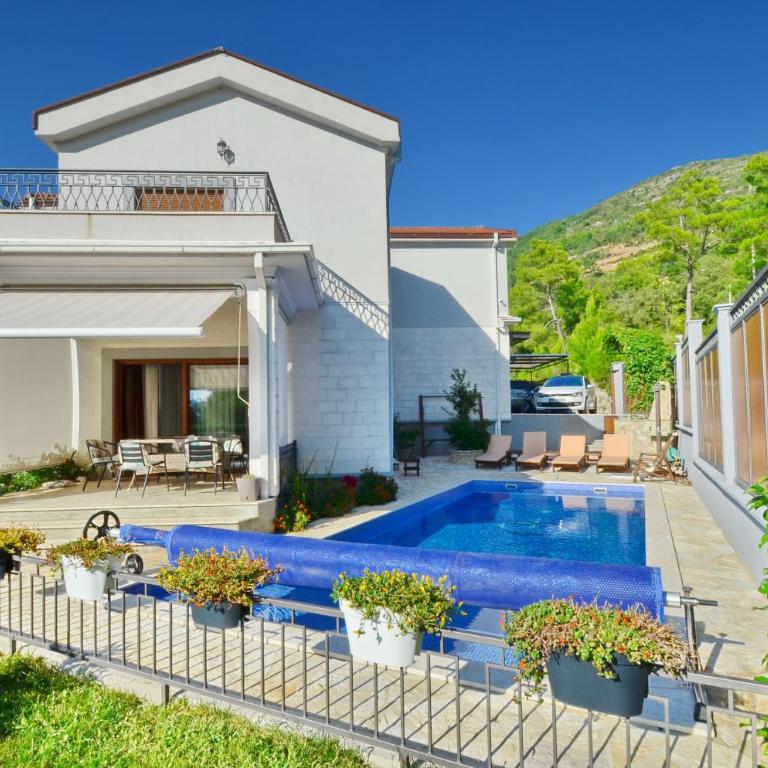 Sunny Villa in Kavac - Villa - 6