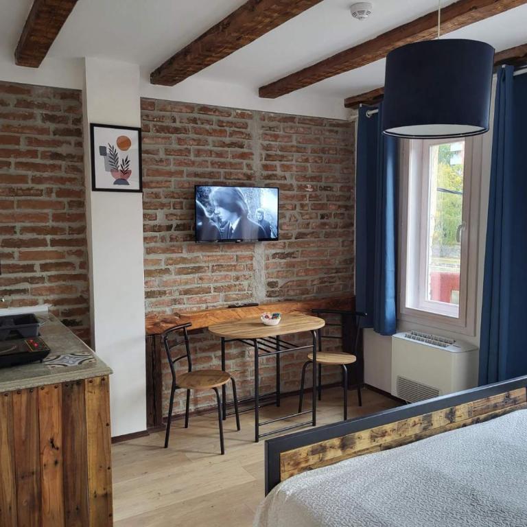 Apartment By the River - Deluks Dvokrevetna Soba sa Bračnim Krevetom i Balkonom - 14