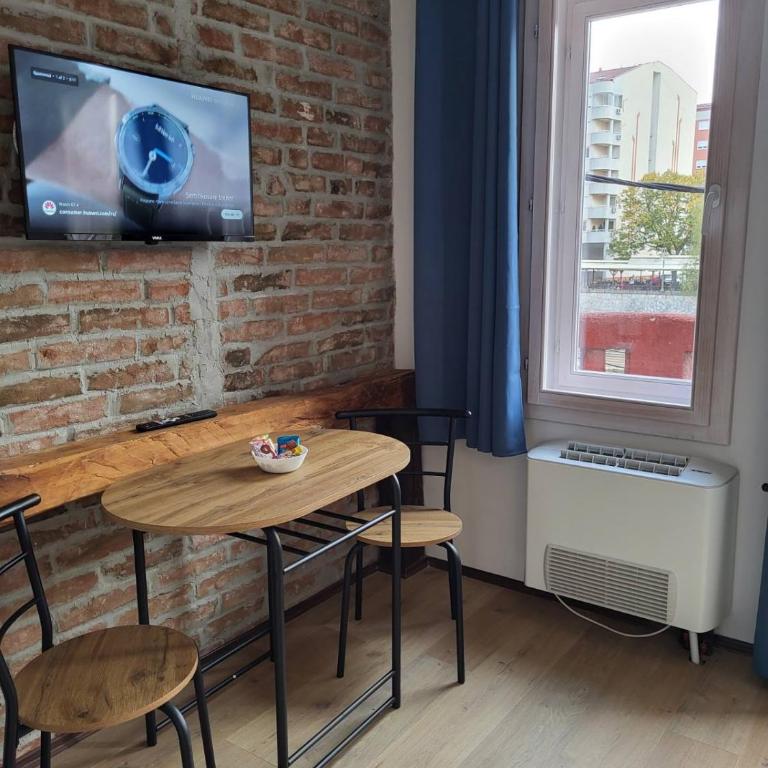 Apartment By the River - Deluks Dvokrevetna Soba sa Bračnim Krevetom i Balkonom - 16