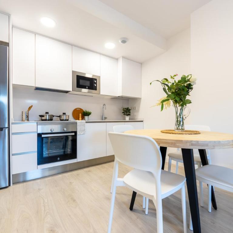 Homes & Go Los Olivos - Three-Bedroom Apartment - 11