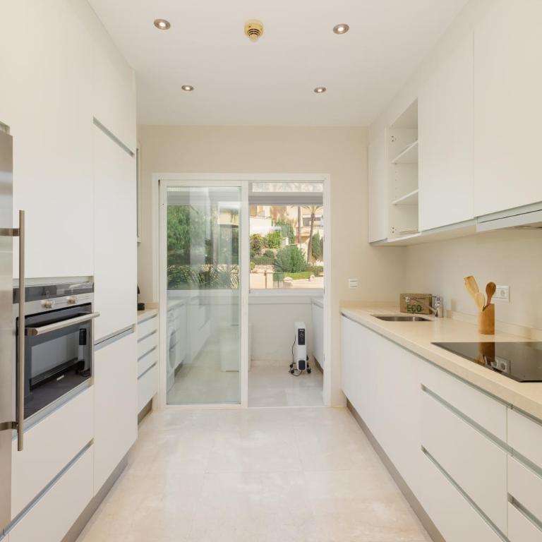 Holiday home, with sea views, south facing and close to the golf course and the beach, in Elviria Hills - Three-Bedroom Apartment - 8
