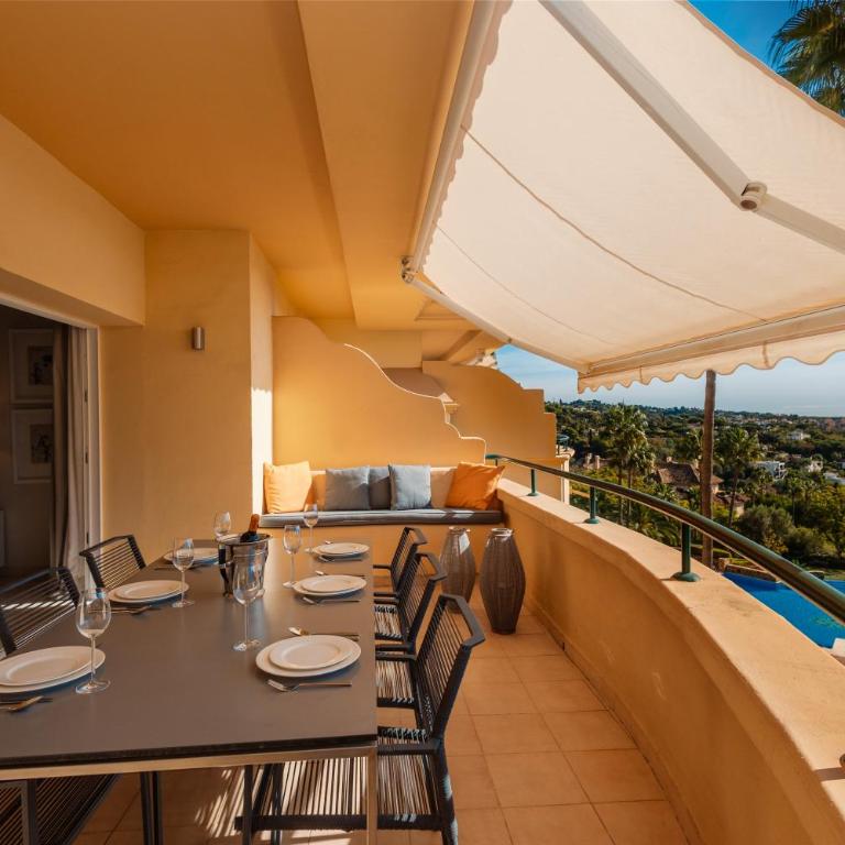Holiday home, with sea views, south facing and close to the golf course and the beach, in Elviria Hills - Three-Bedroom Apartment - 24