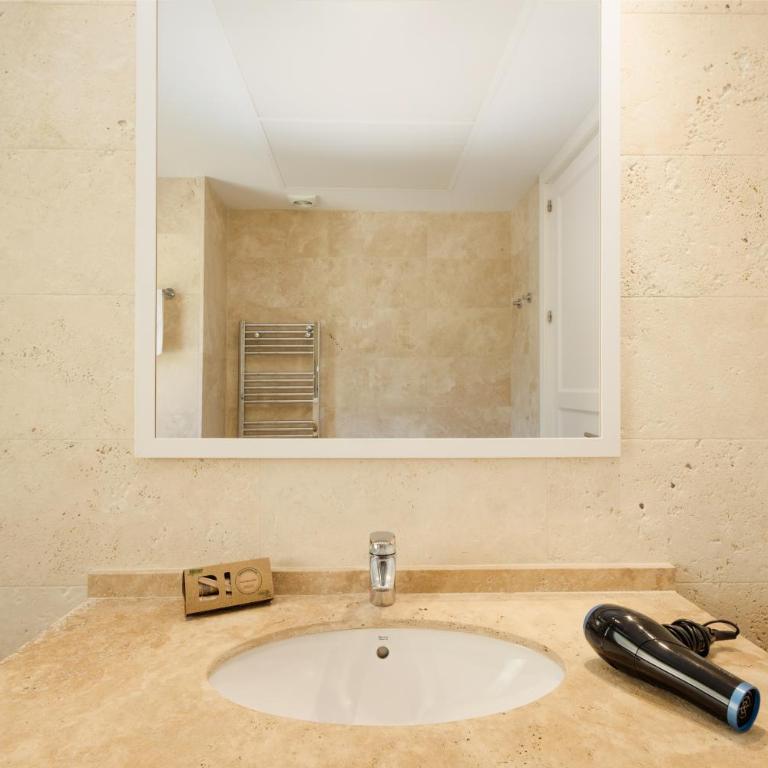 Holiday home, with sea views, south facing and close to the golf course and the beach, in Elviria Hills - Three-Bedroom Apartment - 41