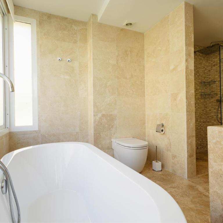 Holiday home, with sea views, south facing and close to the golf course and the beach, in Elviria Hills - Three-Bedroom Apartment - 11