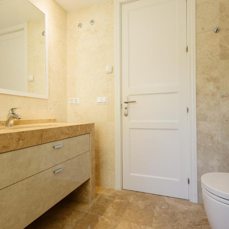 Holiday home, with sea views, south facing and close to the golf course and the beach, in Elviria Hills - Three-Bedroom Apartment - 40