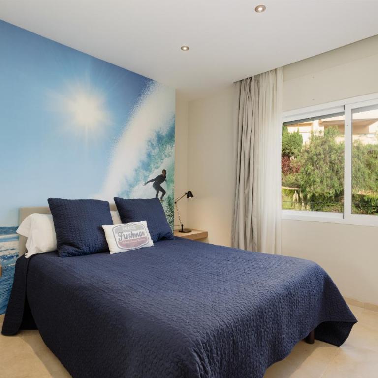 Holiday home, with sea views, south facing and close to the golf course and the beach, in Elviria Hills - Three-Bedroom Apartment - 12