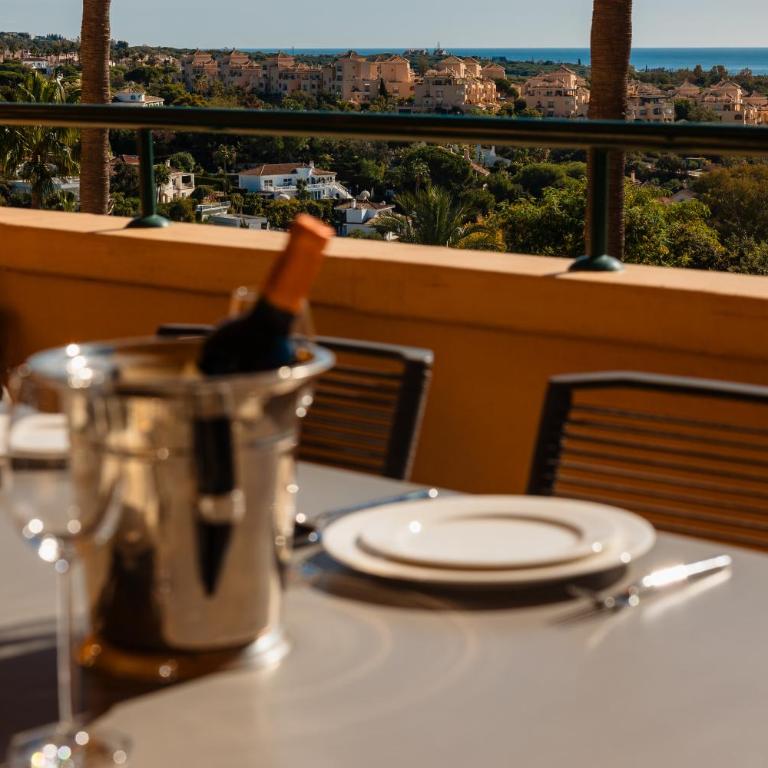 Holiday home, with sea views, south facing and close to the golf course and the beach, in Elviria Hills - Three-Bedroom Apartment - 27