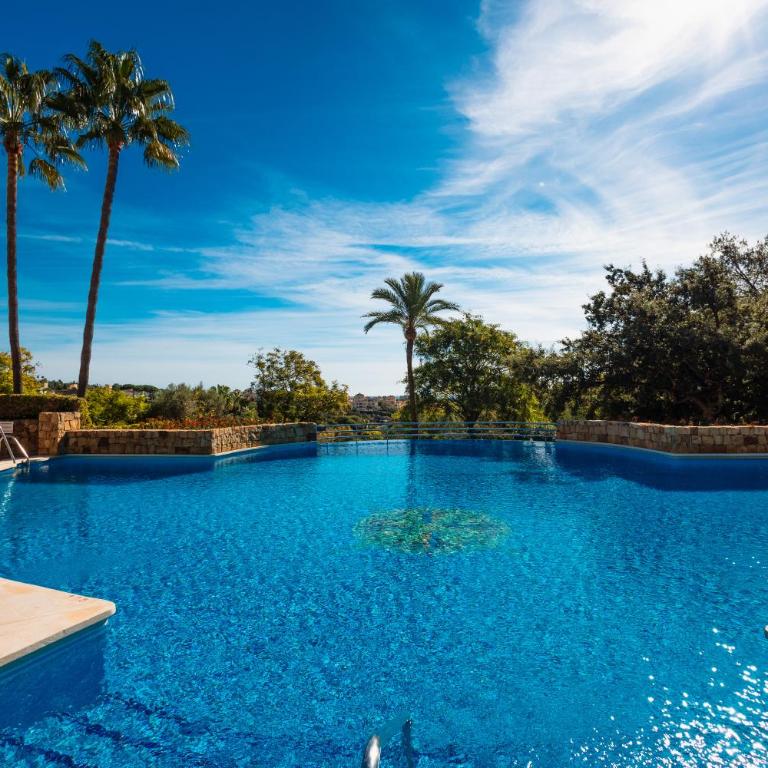Holiday home, with sea views, south facing and close to the golf course and the beach, in Elviria Hills - Three-Bedroom Apartment - 2