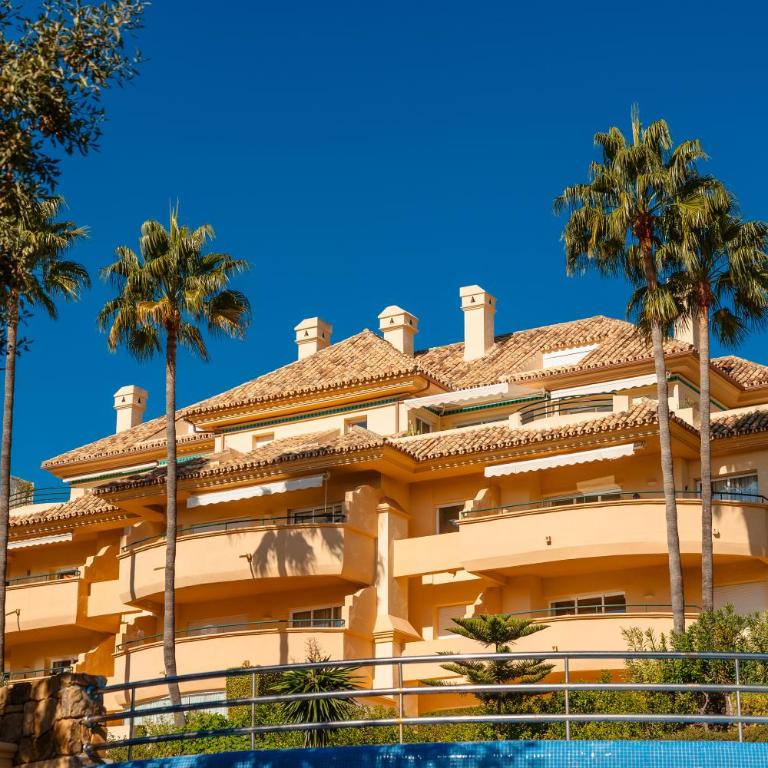 Holiday home, with sea views, south facing and close to the golf course and the beach, in Elviria Hills - Three-Bedroom Apartment - 48