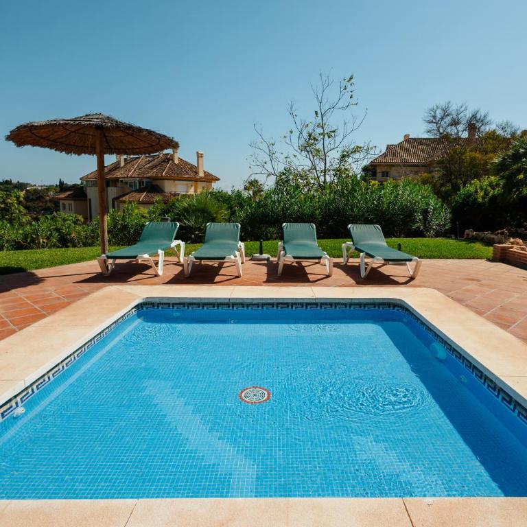 Holiday home, with sea views, south facing and close to the golf course and the beach, in Elviria Hills - Three-Bedroom Apartment - 19