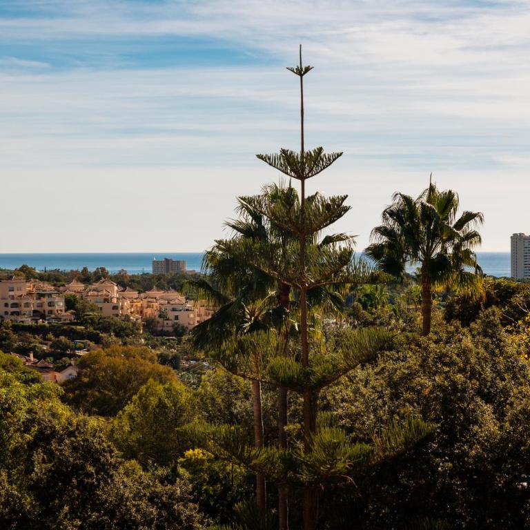 Holiday home, with sea views, south facing and close to the golf course and the beach, in Elviria Hills - Three-Bedroom Apartment - 58