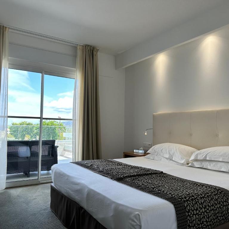 Hotel Revellata & Spa - Large - Double or Twin Room - Terrace with Sea and Pool View - 7