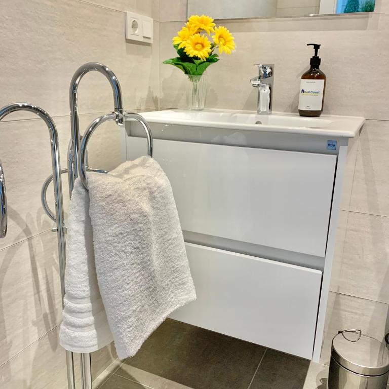 Apto HUCA. Parking/WIFI incluido - Apartamento de 2 dormitorios - 25