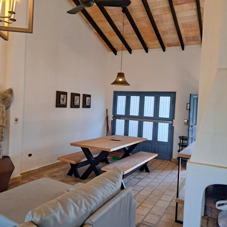Casa colonial a metros del arroyo Piribebuy - Four-Bedroom House - 1