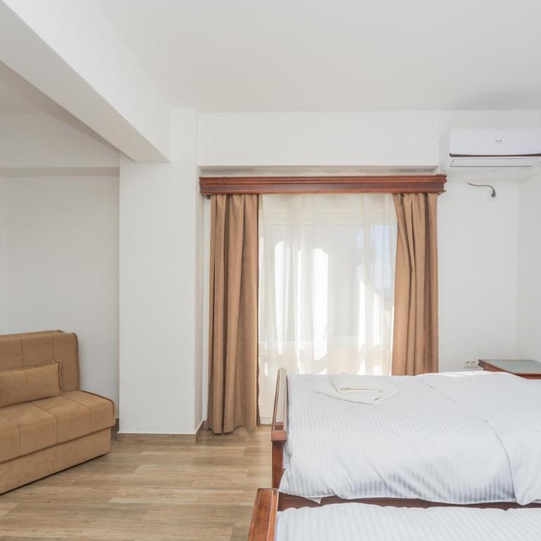 Hotel Pharos - Twin Room with Balcony - 1
