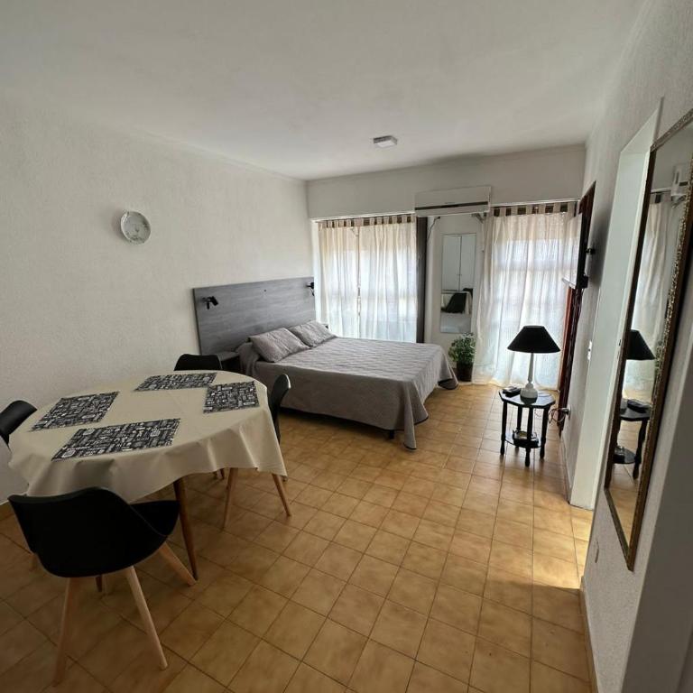 Departamento luminoso y céntrico - Two-Bedroom Apartment - 2