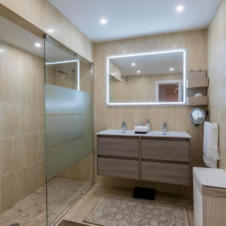 2 Luxurious apartment in the heart of puerto banus - Two-Bedroom Apartment - 23