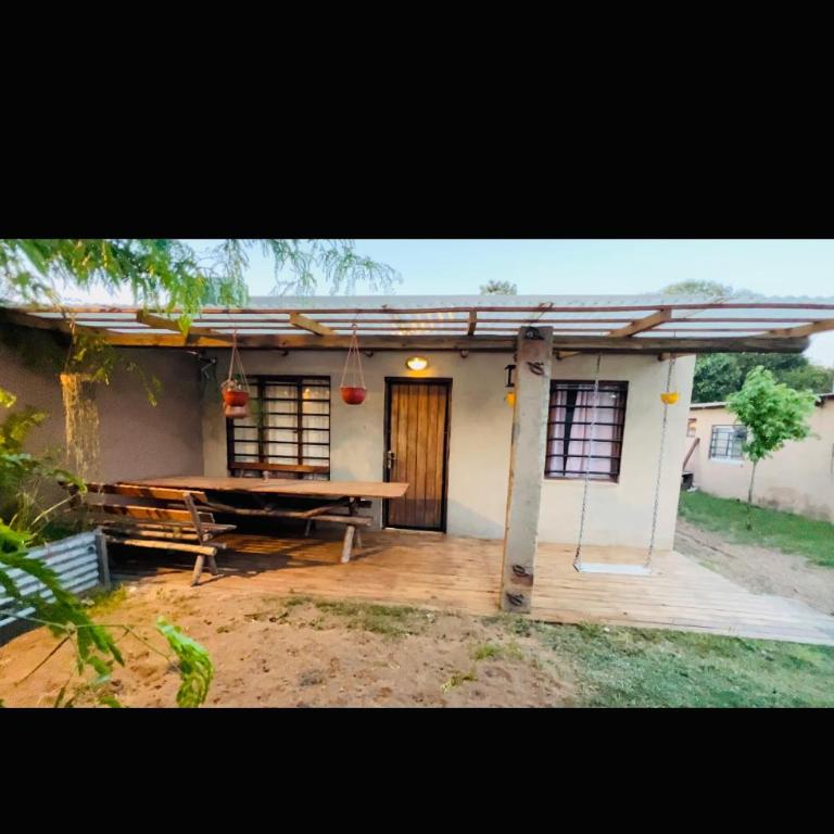 casa jazmín para 4 personas en villa gesell se reserva solo con seña luego de reservar escribime - Two-Bedroom House - 1