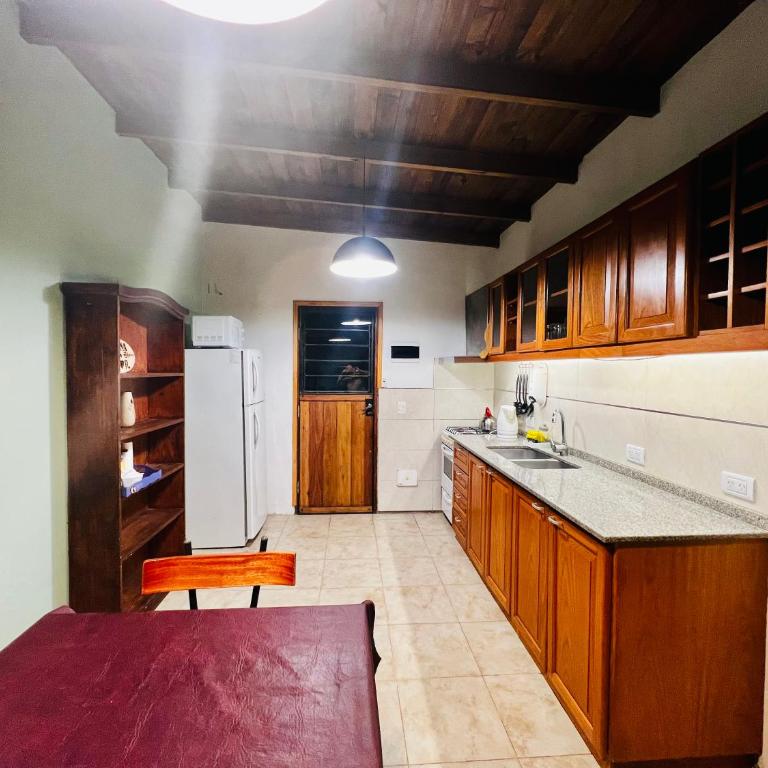 casa jazmín para 4 personas en villa gesell se reserva solo con seña luego de reservar escribime - Two-Bedroom House - 4