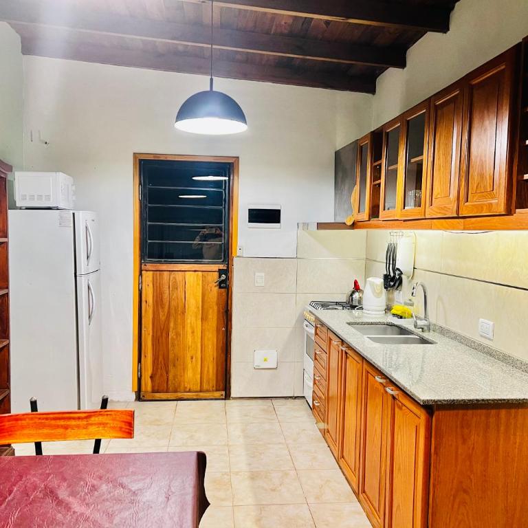 casa jazmín para 4 personas en villa gesell se reserva solo con seña luego de reservar escribime - Two-Bedroom House - 5