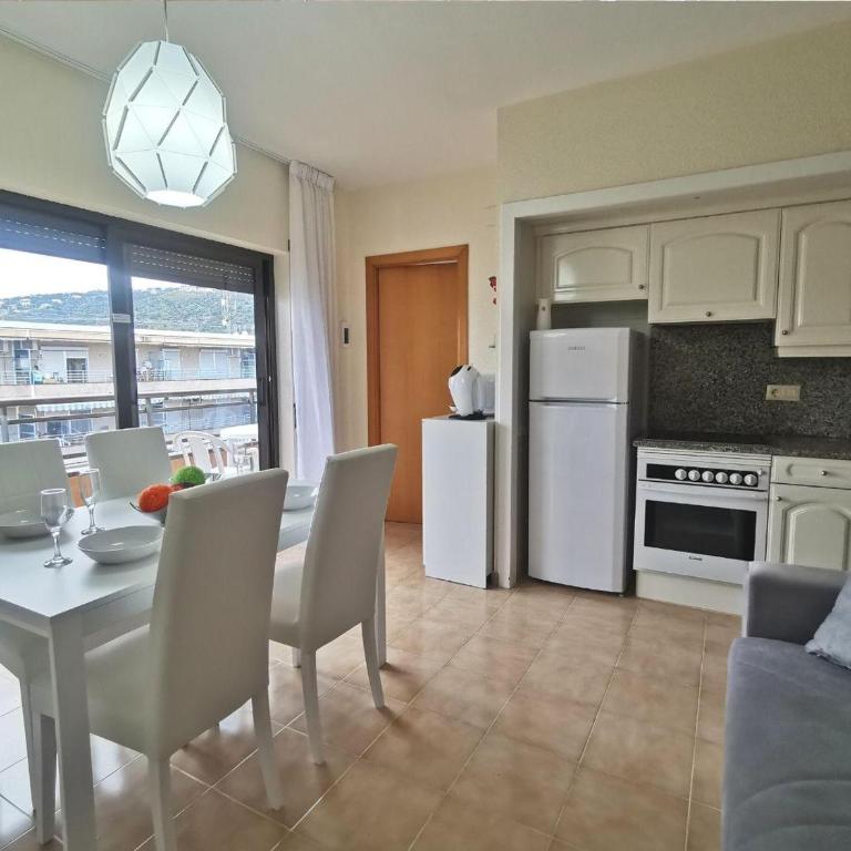 Apartamento en el Centro de Platja d'Aro con Piscina, Terraza y Cerca de la Playa - ES-209-45 - Apartamento - 2