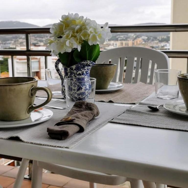 Apartamento en primera línea de mar en Platja d'Aro, tranquilo y soleado, con terraza y parking - ES-209-23 - Apartamento - 1