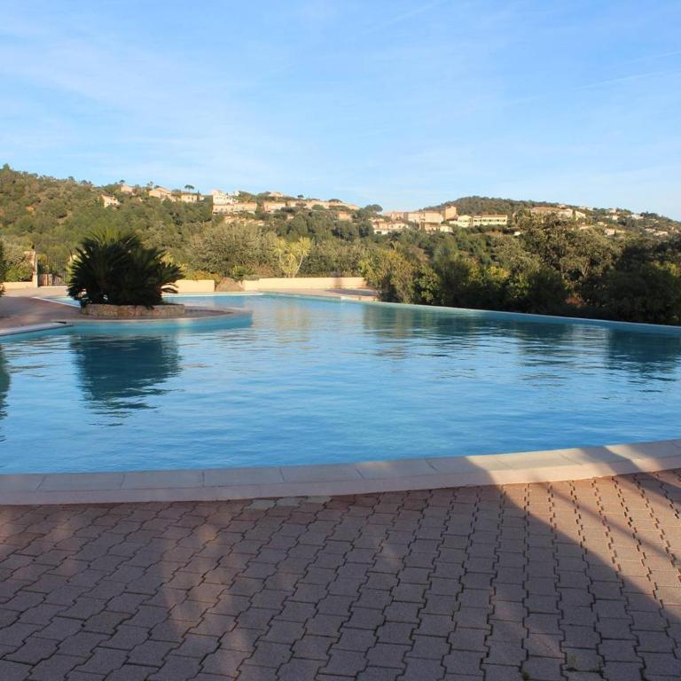 Appartement avec jardinet, terrasse, piscine et parking aux Issambres - FR-1-768-9 - Maison de Vacances - 4