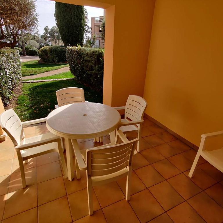 Appartement T2 climatisé avec piscine, proche plage, port, commerces et parking privé - FR-1-768-15 - Appartement - 2