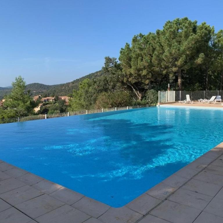T2 super équipé avec terrasse, piscine et climatisation - FR-1-768-46 - Appartement - 1