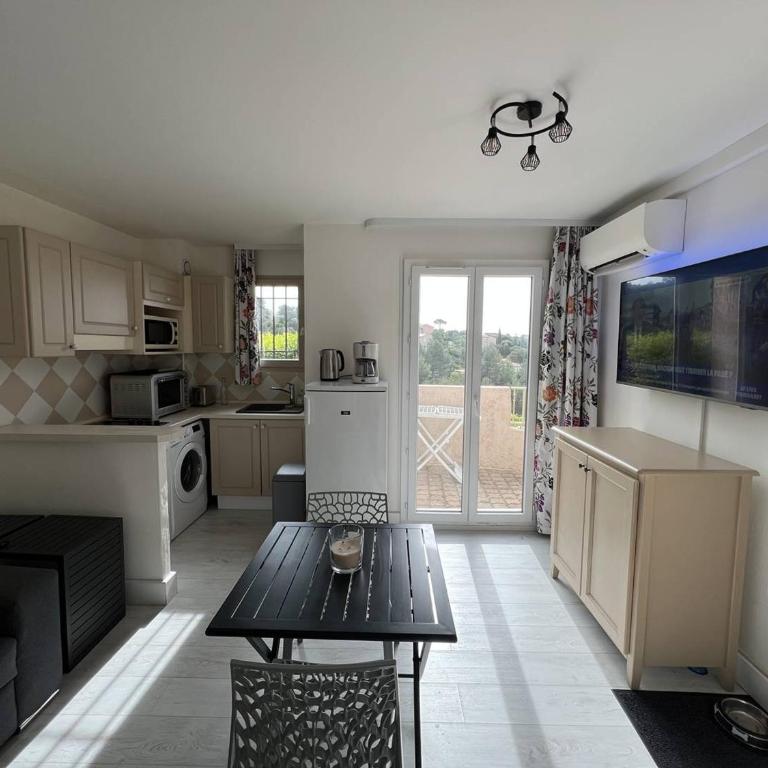 T2 super équipé avec terrasse, piscine et climatisation - FR-1-768-46 - Appartement - 3