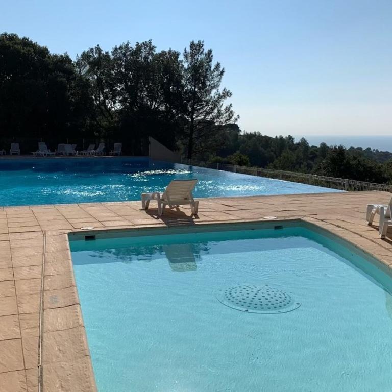 T2 super équipé avec terrasse, piscine et climatisation - FR-1-768-46 - Appartement - 10